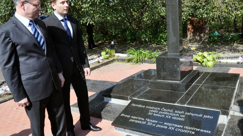 Lubomír Zaorálek odhalil v Žytomyru pamětní desku zavražděným volyňským Čechům