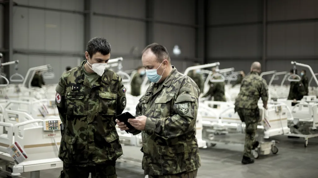 Vojáci v pražských Letňanech připravují polní nemocnici, která bude fungovat jako zařízení pro pacienty s koronavirem