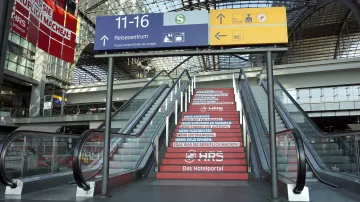 Prázdné eskalátory v době uzavření berlínského hlavního nádraží
