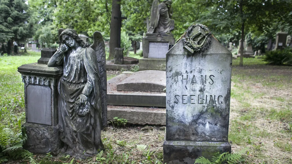 Patron projektu, houslový virtuos Jaroslav Svěcený, připomíná, že idea "umožňuje všem lidem nezapomínat na ty, kteří toho hodně dokázali, i když sami často neměli na růžích ustláno."