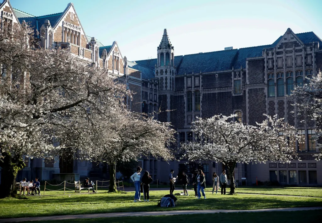 Studenti Washingtonské univerzity v Seattlu si užívají rozkvetlé stromy v areálu školy