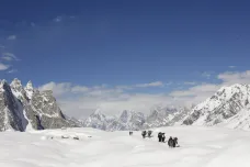 Záchranu českých horolezců v Pákistánu zdržuje špatné počasí, pokračovat bude v úterý