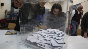 Řekové začali sčítat hlasy po klíčových předčasných volbách