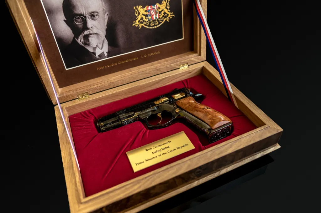 Premiér zmínil americkou pomoc při vzniku Československa a připomněl, že se schůzka koná v den narození prvního československého prezidenta T. G. Masaryka, který měl americkou manželku. Na snímku dárek Andreje Babiše Donaldu Trumpovi -  jubilejní pistole CZ 75 z dílen České zbrojovky v Uherském Brodě.