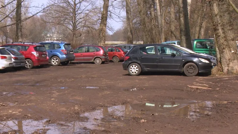 Denně parkuje na břehu Labe na 700 řidičů