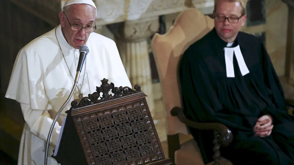 Papež František při návštěvě luteránského kostela v Římě