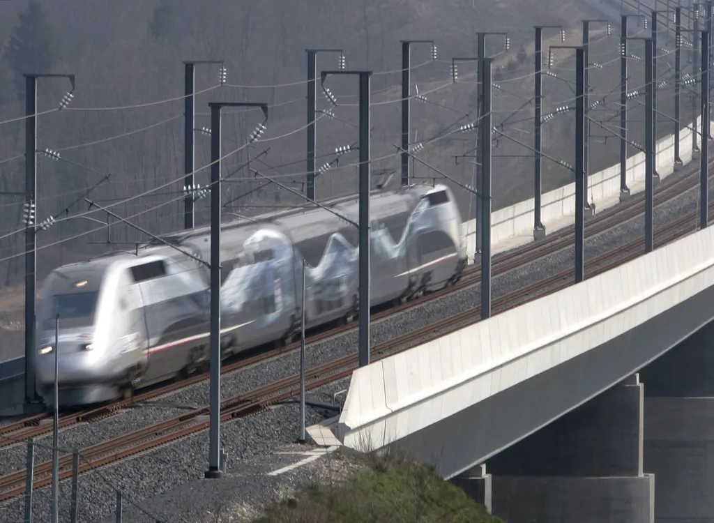 TGV různých generací několikrát stanovily železniční rychlostní rekord. Poprvé se tak stalo již před zahájením řádného provozu v únoru 1981, kdy zkušební vlak dosáhl rychlosti 360 kilometrů za hodinu. Dodnes platný rekord vlaku jezdícího po kolejích stanovilo TGV POS v dubnu 2007