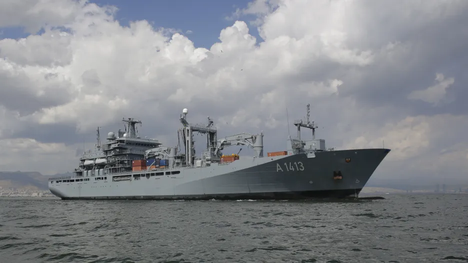 Loď německého námořnictva - FGS Bonn - coby součást alianční flotily monitorující migrační vlny přes Egejské moře