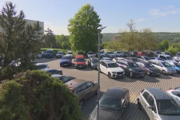V nemocnicích je málo míst pro auta pacientů. Některé proto chtějí postavit parkovací domy