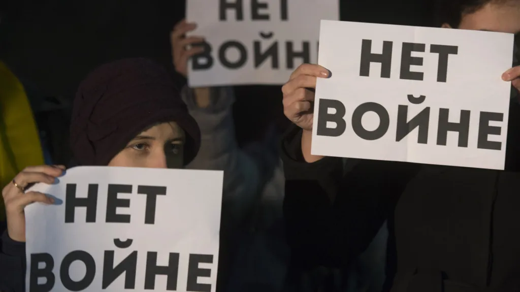 Demonstrace před ruskou ambasádou v Praze