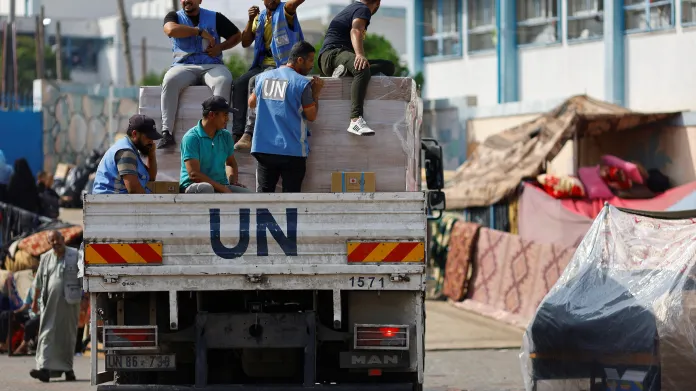 Pracovníci OSN přivážejí humanitární pomoc do Pásma Gazy