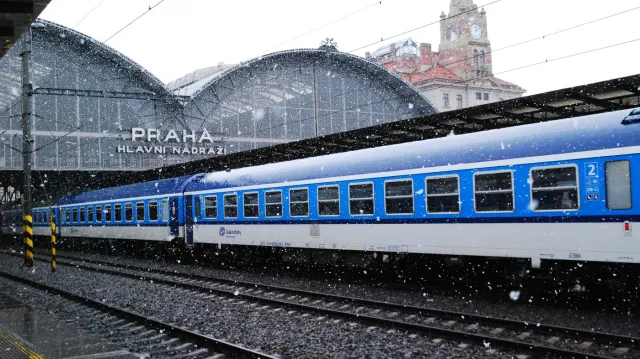 Vlaky nabraly zpoždění i několik hodin kvůli krádeži kabelů v Praze