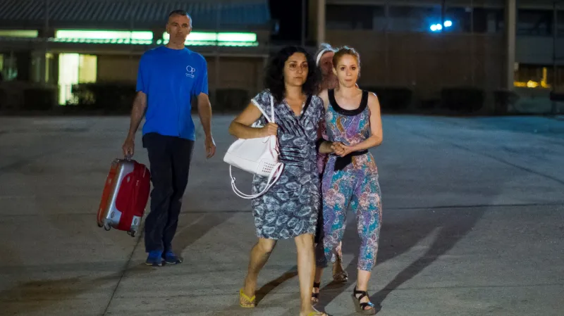 Manželé Kingovi opouštějí vazbu spolu s příbuznými