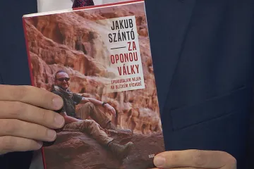 Za oponou války. Zpravodaj ČT Jakub Szántó v knize poodhaluje práci novináře