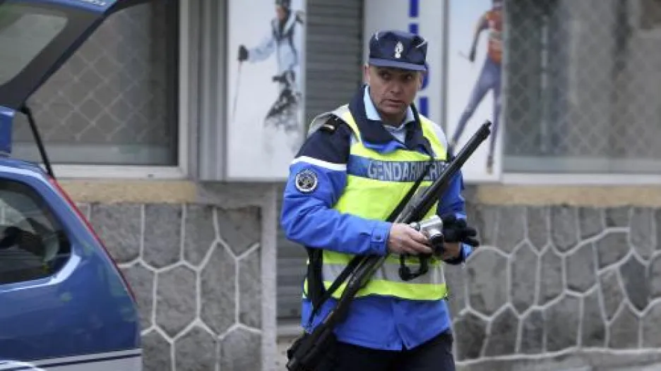 Francouzský policista při zatýkání Aspiaza Rubiny