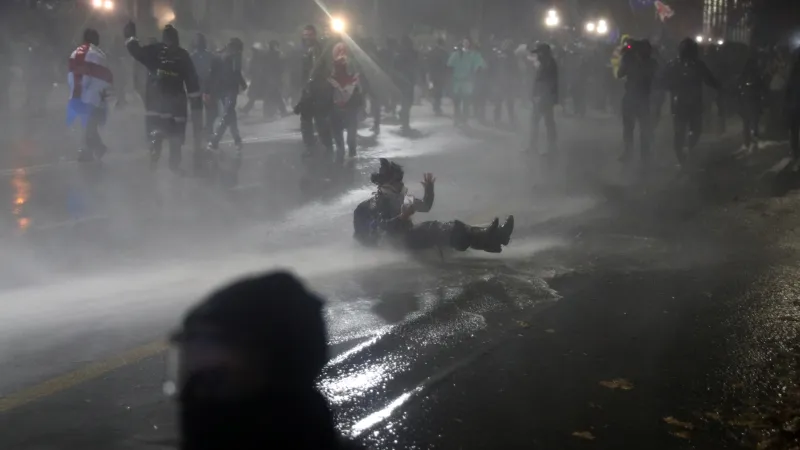 Policejní zásah proti demonstrantům ve Tbilisi