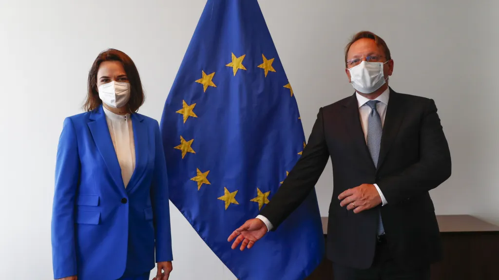 Svjatlana Cichanouská a Olivér Várhelyi v Lucembursku