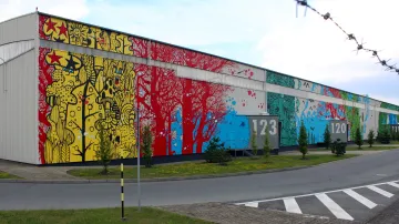 Pravděpodobně největší mural v Česku zdobí průmyslovou halu u Letiště Václava Havla, zabírá pět tisíc metrů čtverečních