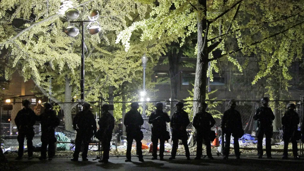 Policisté rozehnali tábor demonstrantů