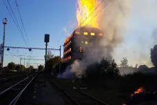 Ve Svitavách u nádraží vyhořelo opuštěné silo. Vlaky se na trať vrátily až ráno