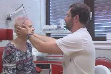 Lékaři v Motole provedli unikátní operaci sluchového nervu 