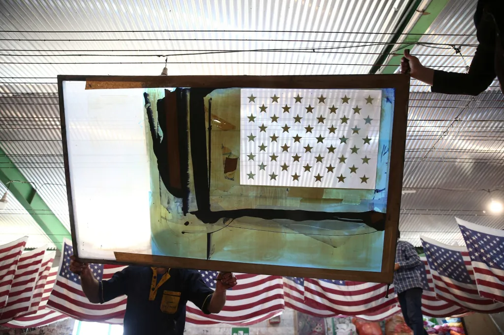 Íránská manufaktura ve městě Chomejn produkuje převážně americké a izraelské vlajky