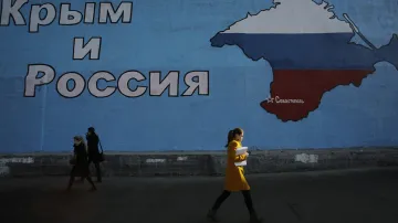 Nástěnná malba zobrazující mapu Krymu v ruských národních barvách v ulicích Moskvy 25. března 2014.
