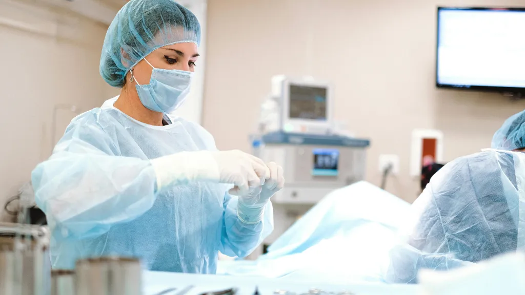 ▷ Hradečtí lékaři transplantovali ledvinu, dárcem bylo dvojče pacienta — ČT24 — Česká televize
