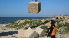 Palestinští dělníci připravují stavbu mola v Gaze