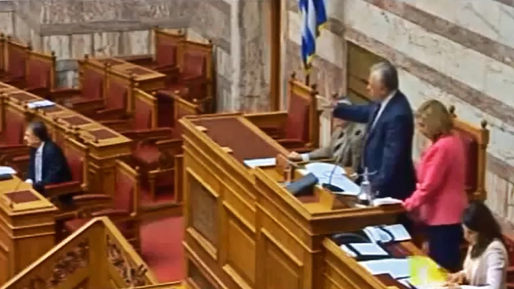 Předseda parlamentu vykazuje ze sněmovny poslance Zlatého úsvitu