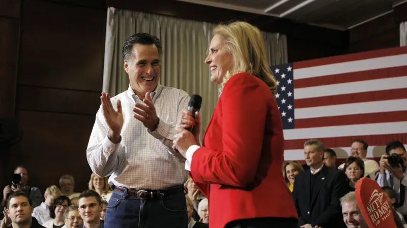 Republikánský kandidát Mitt Romney s manželkou na mítinku v Iowě
