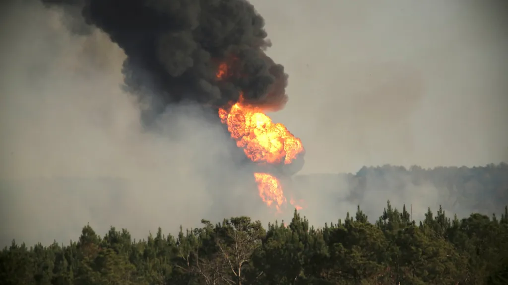 Plameny a kouř na místě výbuchu ropovodu