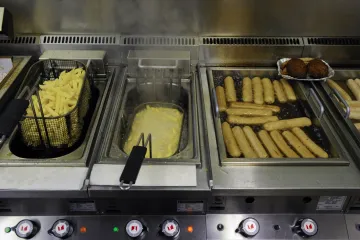 Inspekce: Každá šestá restaurace připravuje pokrmy na zdraví škodlivém, přepáleném oleji