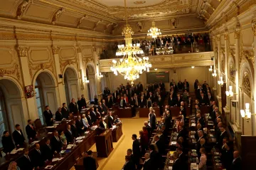 Poslanci měli rekordní počet schůzí, výrazně častěji jednali přes půlnoc