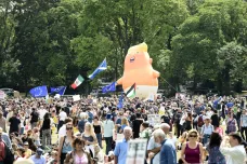 Skotové demonstrují proti Trumpovi. Před parlamentem v Edinburghu se jich sešlo 12 tisíc, přidala se i další města