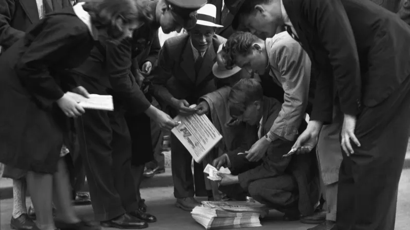 Praha 31. května 1942: Lidé rozebírají protektorátní noviny, Heydrichovi zbývají čtyři dny života