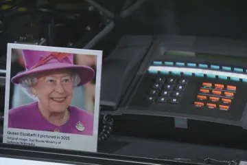 Šifrovaný telefon královny i zbytek počítače Snowdena. Britská tajná služba se odhaluje veřejnosti