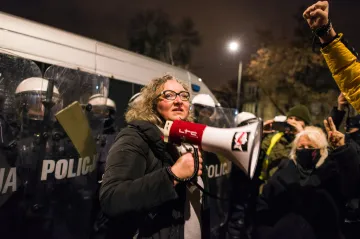 V Polsku vyšetřují vůdkyni protestů proti zákazu potratů. Hrozí jí až osm let vězení