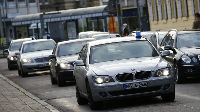 Policejní konvoj před federálním soudem v Karlsruhe