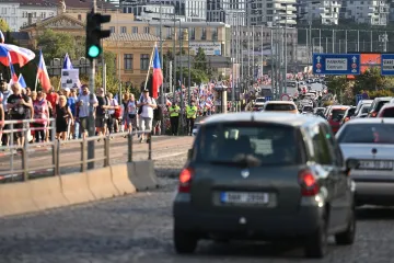Lidé protestující proti vládě prošli Prahou a došli na Letnou. Po půl sedmé shromáždění skončilo