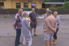 Evakuovaní z Hřenska a okolí se po třech týdnech vracejí domů, hasiči na místě zůstávají