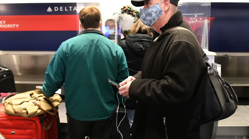 Cestující čekající na let společnosti Delta Airlines v americkém Milwaukee