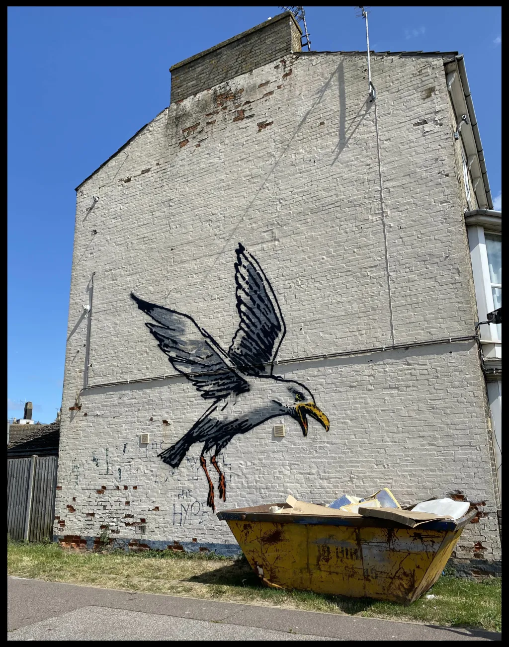 Jedno z nejnovějších Banksyho děl. V Lowestoftu v Suffolku se objevil obří racek, který si chce pochutnat na „hranolcích“ z materiálu na zateplení