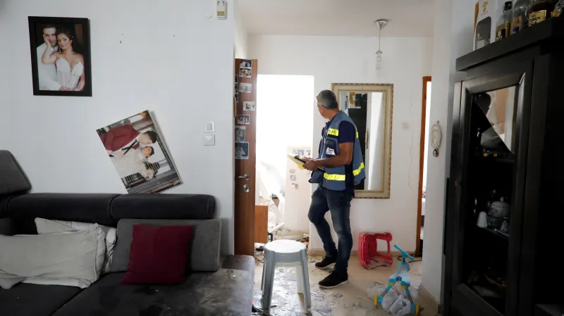 Izraelec v domě zasaženém raketou