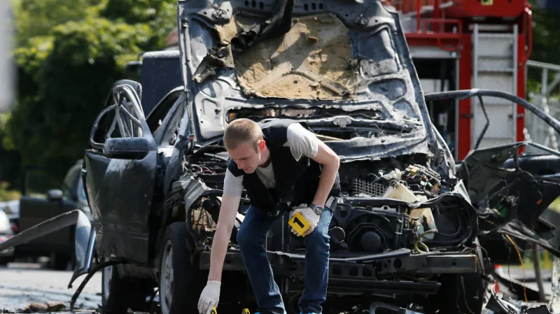 Zajišťování stop kolem vraku vozu Maksyma Šapovala