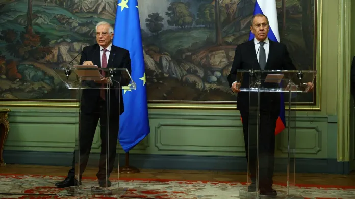 Šéf diplomacie EU Josep Borrell a ruský ministr zahraničí Sergej Lavrov na tiskové konferenci