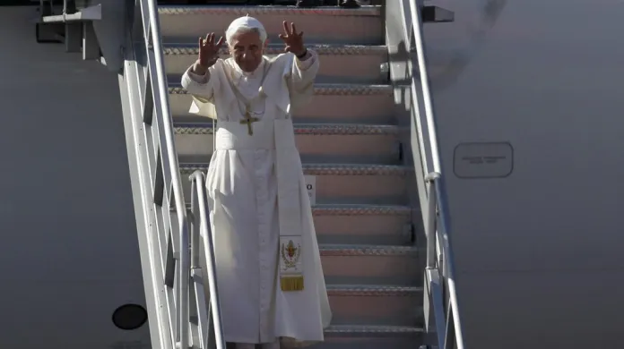Papež Benedikt XVI. mává věřícím na letišti v mexickém Silao