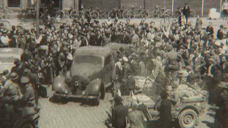 Unikátní fotografie: V autě je zatčený K. H. Frank