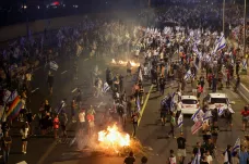 Tisíce lidí vyšly do ulic po ohlášení odchodu policejního šéfa v Tel Avivu