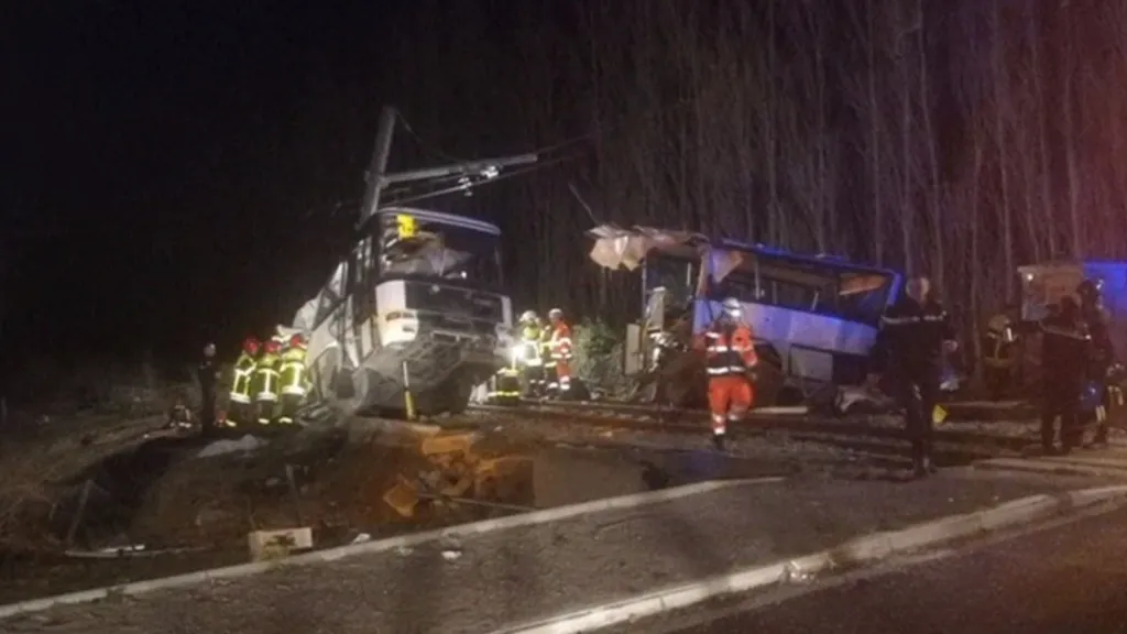 Nehoda autobusu a vlaku na jihu Francie